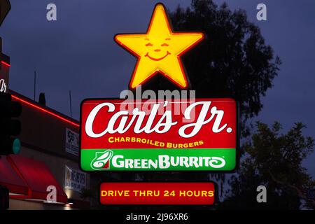 Un panneau de restauration rapide Carl's Jr and Green Burrito 24 heures sur 24, à Los Angeles, le vendredi 20 mai 2022. Banque D'Images