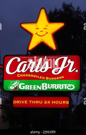 Un panneau de restauration rapide Carl's Jr and Green Burrito 24 heures sur 24, à Los Angeles, le vendredi 20 mai 2022. Banque D'Images