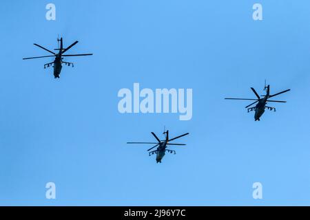 Le vol de trois hélicoptères de combat soviétiques, de type MIL mi-24, volant sur le ciel bleu vif. Banque D'Images