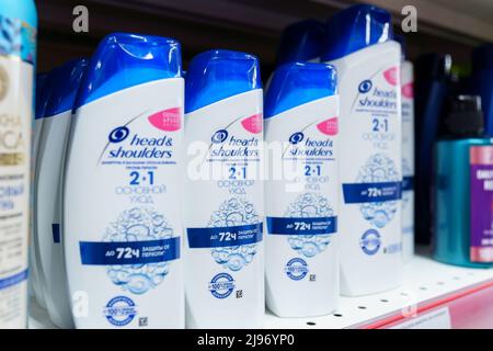 Tyumen, Russie-17 avril 2022: Classique de la tête et des épaules. Vente de shampooing dans un hypermarché. Mise au point sélective Banque D'Images