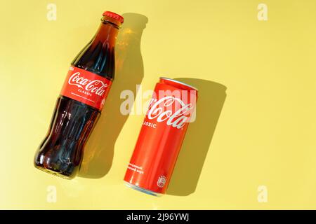 Tyumen, Russie-avril 03, 2022: Coca Cola Classic Drinks CAN and Bottle. Company est le premier producteur mondial de boissons gazeuses. Banque D'Images