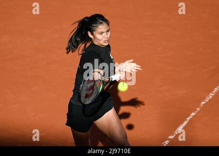 Paris, France. 19th mai 2022. Emma Raducanu de Grande-Bretagne lors de l'Open de France (Roland-Garros) 2022, tournoi de tennis Grand Chelem le 19 mai 2022 au stade Roland-Garros à Paris, France - photo: Victor Joly/DPPI/LiveMedia crédit: Agence photo indépendante/Alay Live News Banque D'Images