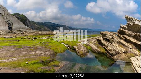 Vue panoramique sur les formations rocheuses et les falaises de Flysch avec bassins de marée sur la côte basque près de Zumaia Banque D'Images