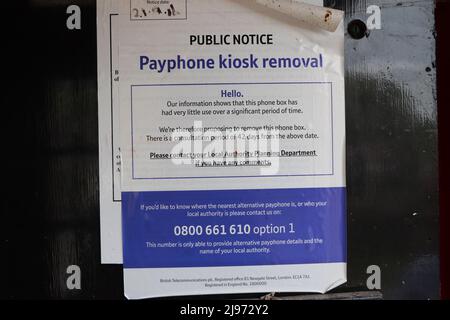 Avis public sur la cabine téléphonique rouge désaffectée. Strines, Royaume-Uni Banque D'Images