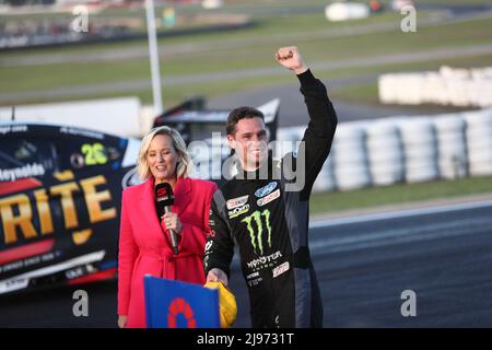 Benalla, Victoria, Australie. 21st mai 2022. Repco Australian Supercars Championships-Pizza Hut Winton SuperSprint - Cameron Waters Racing pour Monster Energy Racing célèbre sa première place après la course treize des 2022 Repco Australia Supercars Championship-image Credit: brett keating/Alay Live News Banque D'Images