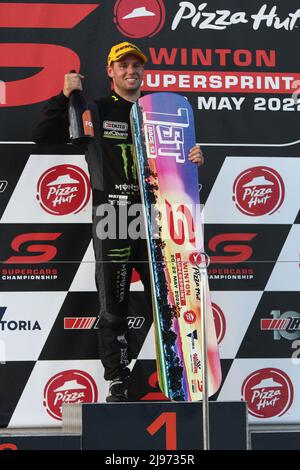 Benalla, Victoria, Australie. 21st mai 2022. Repco Australian Supercars Championships-Pizza Hut Winton SuperSprint - Cameron Waters Racing pour Monster Energy Racing célèbre sur le podium pour la course treize des 2022 Repco Australia Supercars Championship-image Credit: brett keating/Alay Live News Banque D'Images