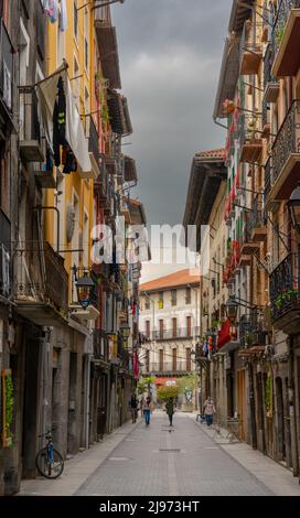 Tolosa, Espagne - 29 avril 2022 : rue étroite avec bâtiments colorés dans le centre historique de Tolosa Banque D'Images