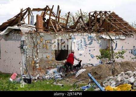 Kharkiv, Ukraine. 17th mai 2022. Un village détruit dans le nord de Kharkiv. La Russie a envahi l'Ukraine le 24 février 2022, déclenchant la plus grande attaque militaire en Europe depuis la Seconde Guerre mondiale Crédit : SOPA Images Limited/Alamy Live News Banque D'Images