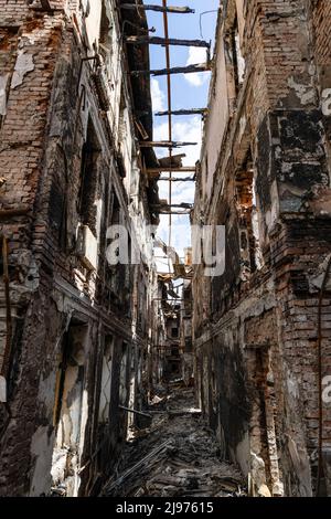 Kharkiv, Ukraine. 17th mai 2022. Une école détruite par des bombardements russes à kharkiv. La Russie a envahi l'Ukraine le 24 février 2022, déclenchant la plus grande attaque militaire en Europe depuis la Seconde Guerre mondiale (Photo par Dominic Chiu/SOPA Images/Sipa USA) crédit: SIPA USA/Alay Live News Banque D'Images