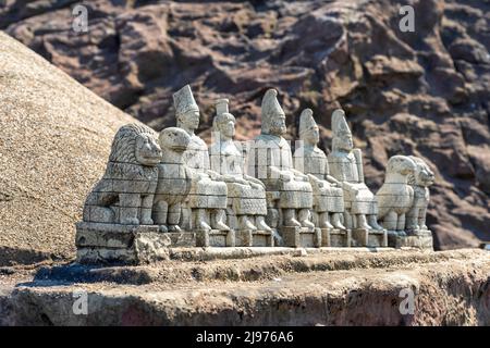 Statues de dieux sur la montagne Nemrud. Parc Miniaturk à Istanbul, Turquie. Banque D'Images