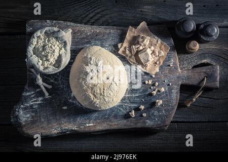 Pâte fraîche et simple à base de farine et d'eau. Pâte levée à base d'ingrédients frais. Banque D'Images