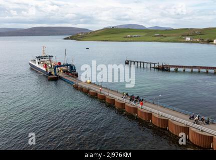MV Hoy Head ferry de Hoy débarquant à Houton Pier, Orkney Mainland, le ferry relie le continent aux îles de Hoy, Flotta et South Walls Banque D'Images