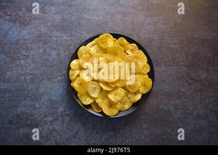 Croustilles de banane frites et aliments savoureux en-cas Banque D'Images