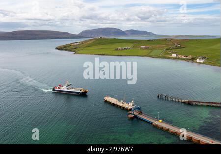 MV Hoy Head ferry arrivant à Houton Pier, Orkney Mainland, le ferry relie le continent aux îles de Hoy, Flotta et South Walls. Banque D'Images