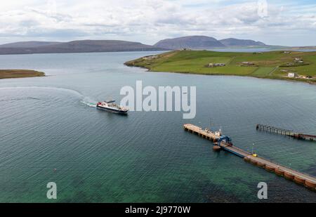 MV Hoy Head ferry arrivant à Houton Pier, Orkney Mainland, le ferry relie le continent aux îles de Hoy, Flotta et South Walls. Banque D'Images