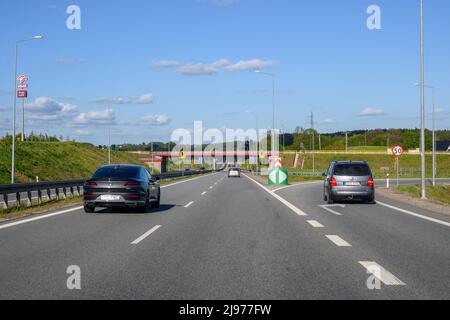 Koscierzyna, Pologne - 15 mai 2022 : autoroute, la route périphérique de la ville de Kościerzyna en Pologne Banque D'Images