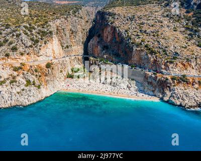 Images de drone de personnes bronzer sur la plage de Kaputaş, près de Kalkan - Kaş, Antalya, Turquie Banque D'Images