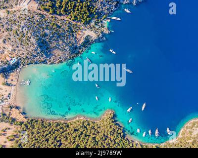 Images de drones aériens de bateaux d'excursion quotidiens et de yachts privés ancrés dans la baie de Cennet, situé dans le village de Selimiye, dans le district de Marmaris de la ville de Muğla, Tu Banque D'Images