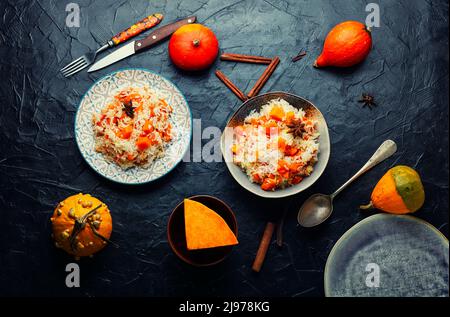 Riz à la citrouille parfumée et juteuse.Pilaf de légumes Banque D'Images