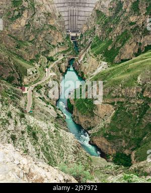 vue sur la partie inférieure du barrage de l'arche avec un déversoir et une rivière de montagne dans un canyon Banque D'Images