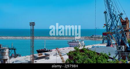port de chargement presque vide avec grues et navire en cours de chargement Banque D'Images