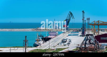 port de cargaison presque vide avec des grues et navire en cours de déchargement Banque D'Images