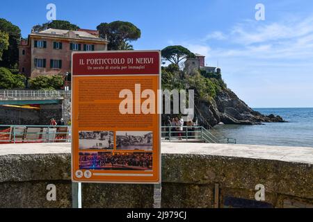 Un panneau touristique dans le petit port de Nervi, village de pêcheurs à une courte distance du centre de Gênes, avec des touristes et des falaises en arrière-plan, Nervi Banque D'Images