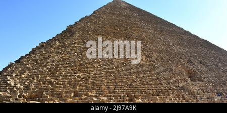 Giza, Egypte, Mai 1 2016: La grande pyramide de Giza qui est la plus grande pyramide égyptienne et tombe de la quatrième dynastie pharaoh Khufu, il est la plus ancienne de Banque D'Images