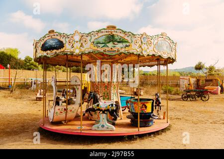 Carrousel coloré sur terre, ressemblant à un abandon. Banque D'Images