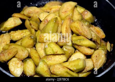 Courgettes grillées aux épices, poivrons rouges, sel et cumin à l'ail et à l'huile, aliments sains, légumes et concept de perte de poids, aliments sains, tas Banque D'Images