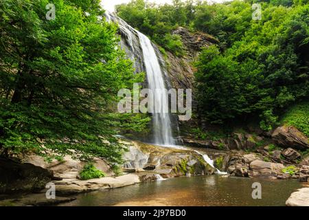 Suuçtu Falls, dans la province turque de Bursa, est située à 18 km du district de Mustafakemalpaşa et répond aux besoins de l'eau potable du district, la ville Banque D'Images