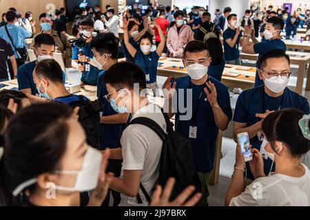 Wuhan, Chine. 21st mai 2022. Le personnel d'Apple accueille les clients en petits groupes lors de l'ouverture officielle du nouveau magasin Apple Store à Wuhan International Plaza, Wuhan. Apple a ouvert son premier magasin phare à Wuhan, également le magasin phare de 54th dans la grande Chine. Crédit : SOPA Images Limited/Alamy Live News Banque D'Images