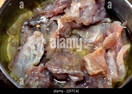 Fesikh, poisson-mulet gris fermenté, salé et séché du genre Mugil, une cuisine traditionnelle de célébration de l'ancienne cuisine égyptienne pendant le sham E Banque D'Images