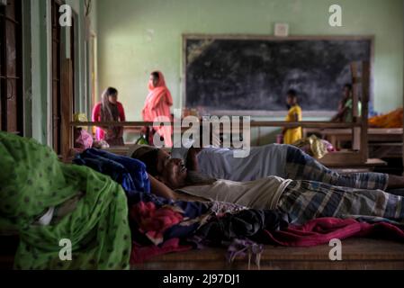 Assam, Inde. 20th mai 2022. Les villageois touchés par une inondation se réfugient dans une école, après avoir inondé de fortes pluies, à Nagaon, Assam, en Inde, le 20 mai 2022. Au moins 10 personnes sont mortes dans des inondations et des glissements de terrain en raison de la pluie avant la mousson à Assam. Credit: David Talukdar/Alamy Live News Credit: David Talukdar/Alamy Live News Banque D'Images