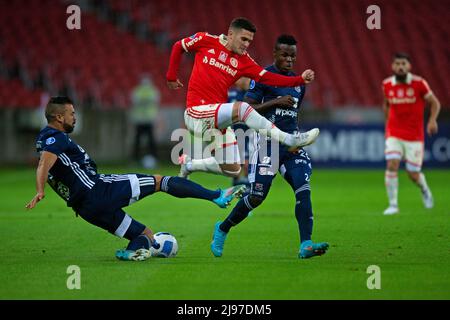 Carlos de Pena do Internacional disputa o lance com Andrés Cadavid e Yulián Gómez do Independiente Medellín (col), durante a partida entre Internacional e Independiente Medellín (col), pela 5ª rodada do Grupo E da Copa Sulamericana 2022, no Estádio Beira-Rio nesta-feterça 17. Banque D'Images