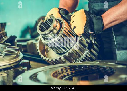 Thème industriel. Mécanicien professionnel avec pièces de rechange pour machines de construction à usage intensif. Banque D'Images