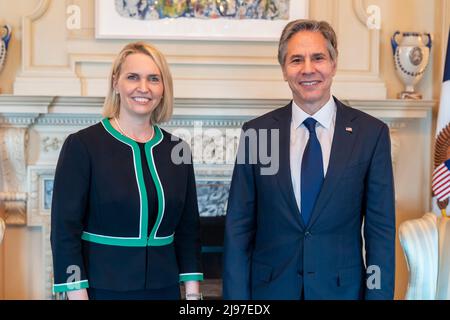 Washington DC, États-Unis. 20th mai 2022. Washington, États-Unis d'Amérique. 20 mai 2022. Antony Blinken, secrétaire d'État des États-Unis, rencontre le nouvel ambassadeur des États-Unis en Ukraine Bridget Brink le bâtiment Harry S. Truman du département d'État, le 20 mai 2022 à Washington, DC crédit: Ron Przysucha/Département d'État/Alamy Live News Banque D'Images