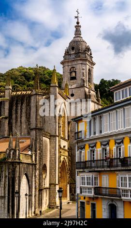 Lekeitio, Espagne - 4 mai 2022 : vue verticale du centre-ville de Lekeitio avec l'église de Santa Maria Banque D'Images