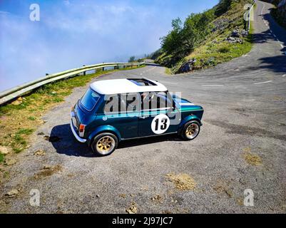 British Racing Green Classic Mini Cooper Banque D'Images