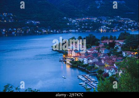 Vue panoramique sur le lac de Côme en soirée. Lombardie, Italie. La petite ville de Torno. Banque D'Images