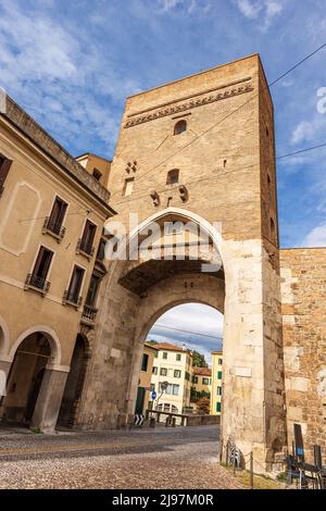 Padoue. Ancienne porte médiévale appelée Porta Molino ou Porta dei Molini et murs fortifiés, XIIIe siècle, et pont romain (Ponte Molino). Vénétie, Italie. Banque D'Images