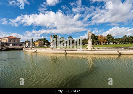 Padoue, place de la ville appelée Prato della Valle, l'une des plus grandes d'Europe. Vénétie, Italie. Place ovale avec 78 statues, 4 ponts et une île. Banque D'Images