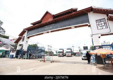 Chanthaburi, Thaïlande. 21st mai 2022. Des voitures et des camions de fret attendent et passent par le poste de contrôle de la frontière entre la Thaïlande et le Cambodge. Crédit : Pacific Press Media production Corp./Alay Live News Banque D'Images