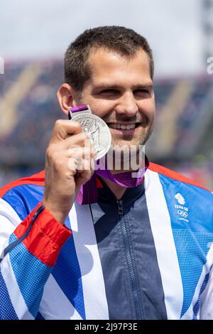 Birmingham, Royaume-Uni. 21st mai 2022. Robbie Grabarz, de Team GB, reçoit une médaille d'argent pour le High Jump de Londres 2012 après que Ivan Ukhov ait été dépouillé de la médaille d'or à l'épreuve d'athlétisme de la Müller Diamond League au stade Alexander à Birmingham, au Royaume-Uni. Credit: Sports pics / Alamy Live News Banque D'Images