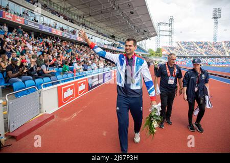 Birmingham, Royaume-Uni. 21st mai 2022. Robbie Grabarz, de Team GB, reçoit une médaille d'argent pour le High Jump de Londres 2012 après que Ivan Ukhov ait été dépouillé de la médaille d'or à l'épreuve d'athlétisme de la Müller Diamond League au stade Alexander à Birmingham, au Royaume-Uni. Credit: Sports pics / Alamy Live News Banque D'Images