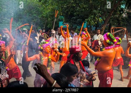 13 avril 2022, Bangladesh : fête de Lal Kach célébrée au Bangladesh. La communauté hindoue a pris part au festival annuel Lal Kach (verre rouge) à Narayangonj, le dernier mois de l'année Bangla. Dans ce festival, les hommes et les garçons se peignaient en rouge pendant le festival aussi ils tiennent des épées en main, dansant et marchant vers dans les temples traditionnels. L'idée centrale est de repousser les forces du mal et d'accueillir le nouvel an de Bangla (Credit image: © Md. Noor Hossain/Pacific Press via ZUMA Press Wire) Banque D'Images