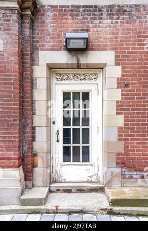 Ancienne porte d'entrée dans l'un des murs latéraux de la Maison Flavelle. L'ancien bâtiment est un patrimoine de la ville et une attraction touristique Banque D'Images