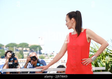 Cannes, France. 21st May, 2022. CANNES, FRANCE. May 21, 2022: Alicia  Vikander at the photocall for Irma Vep at the 75th Festival de Cannes.  Picture Credit: Paul Smith/Alamy Live News Stock Photo - Alamy