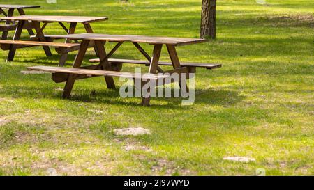 Tables et bancs sur le camping. Photo prise par temps ensoleillé. Objets dans un endroit ombré Banque D'Images