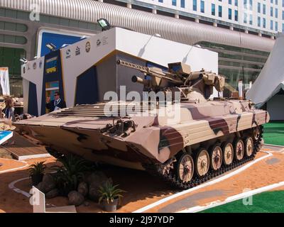 Abu Dhabi, Émirats Arabes Unis - 23 février. 2011 : Armée de l'Ukraine BMP-1M modernizado (Shkval) à l'exposition militaire IDEX 2011 Banque D'Images